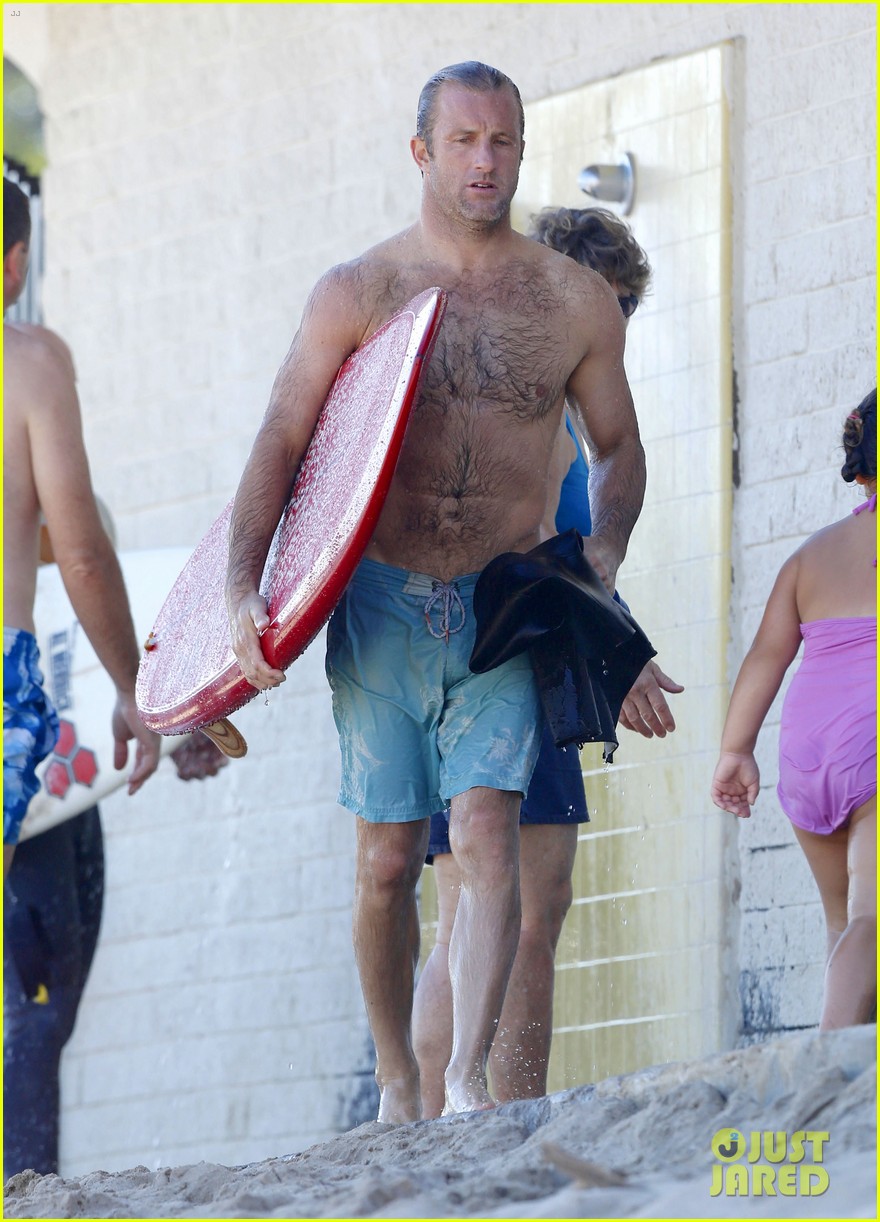 hawaii-five-o-s-scott-caan-strips-down-after-surf-session-photo