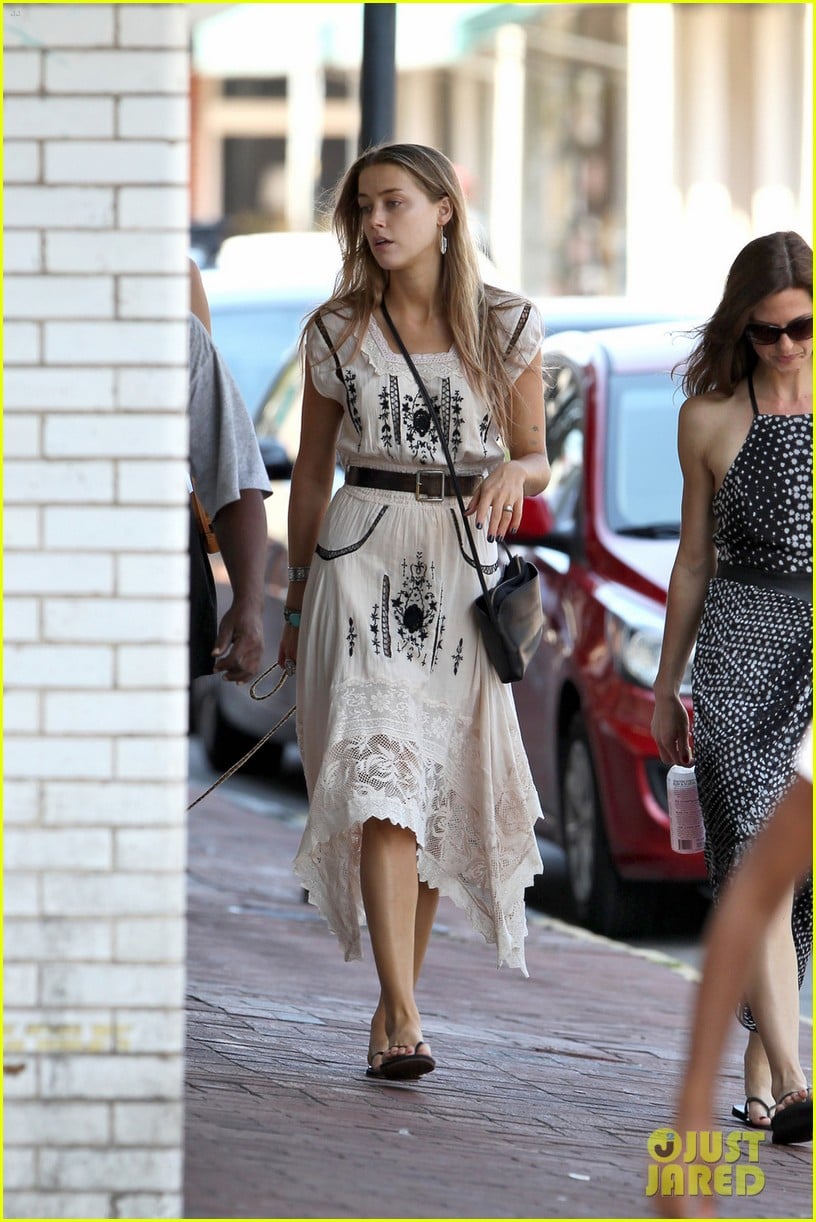 Photo amber heard flashes stunning engagement ring 02 Photo 3214209