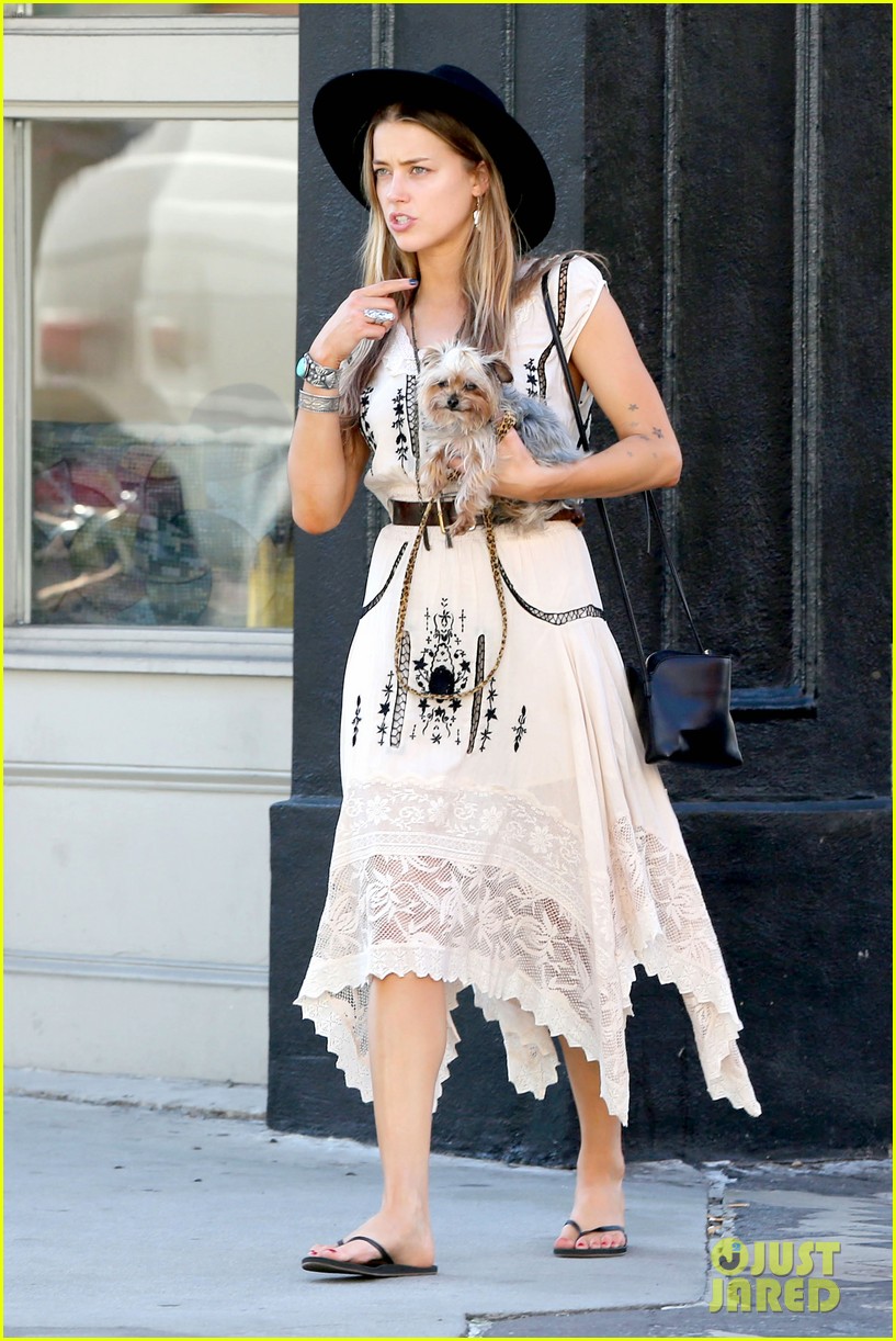 Photo amber heard flashes stunning engagement ring 07 Photo 3214214