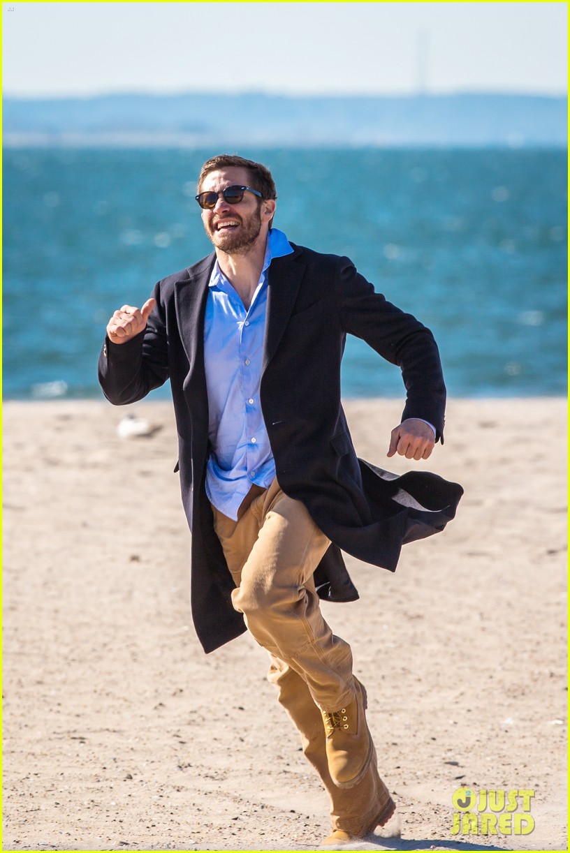 Photo jake gyllenhaal gives naomi watts the wildest piggy back ride