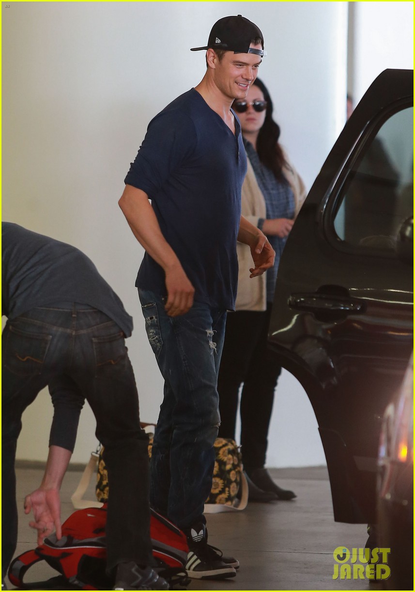 Josh Duhamel Hits LAX Before Fergie Sings National Anthem at Clippers