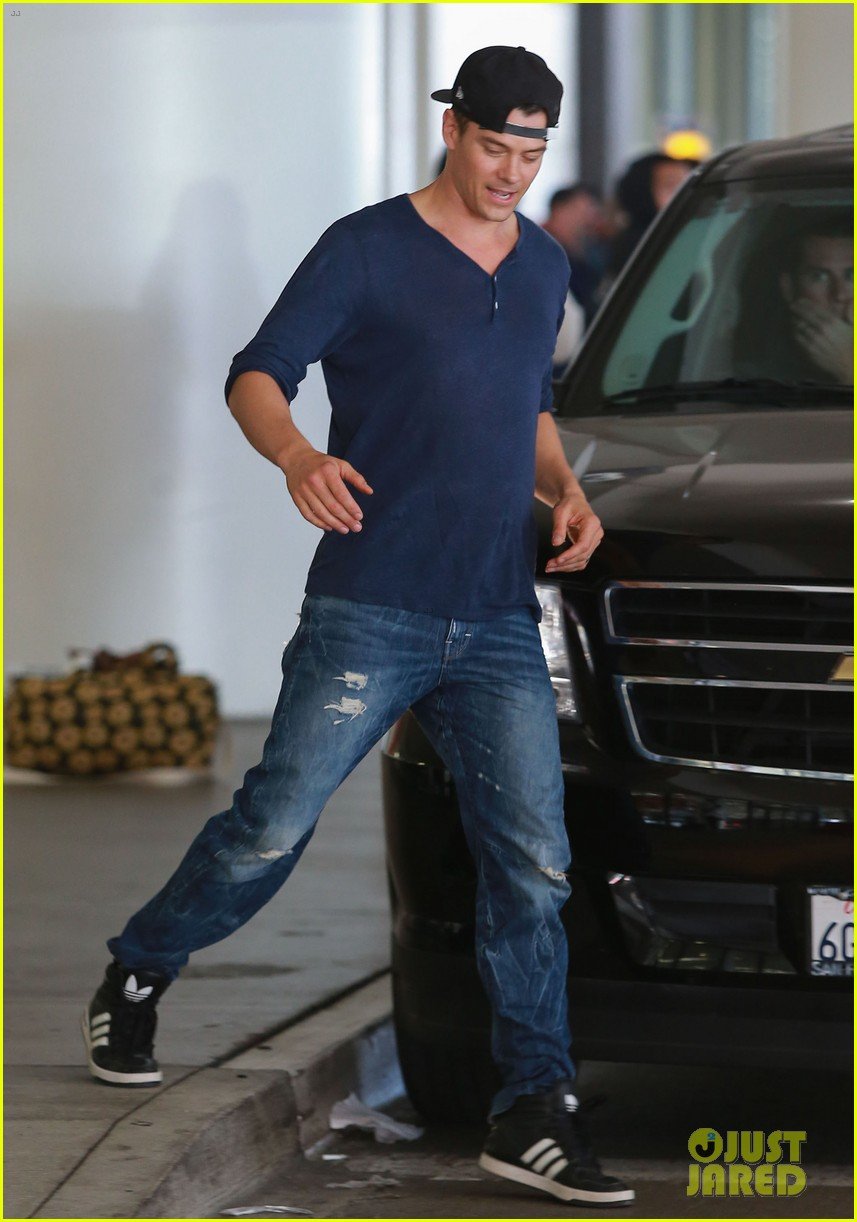 Josh Duhamel Hits LAX Before Fergie Sings National Anthem at Clippers