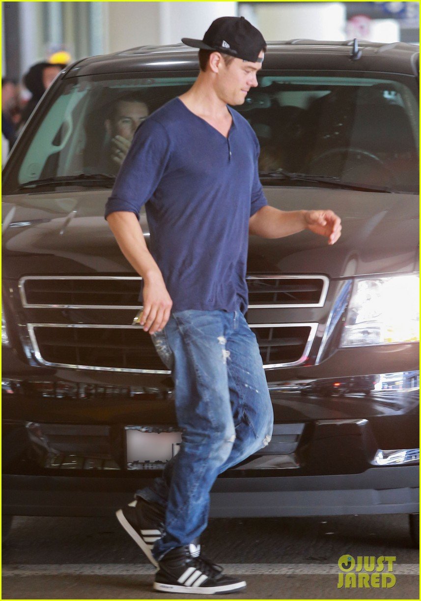 Josh Duhamel Hits LAX Before Fergie Sings National Anthem at Clippers