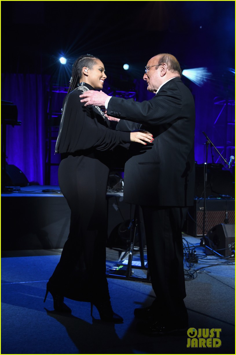 Alicia Keys Puts Her Baby Bump on Display During Angel Ball Performance(02)