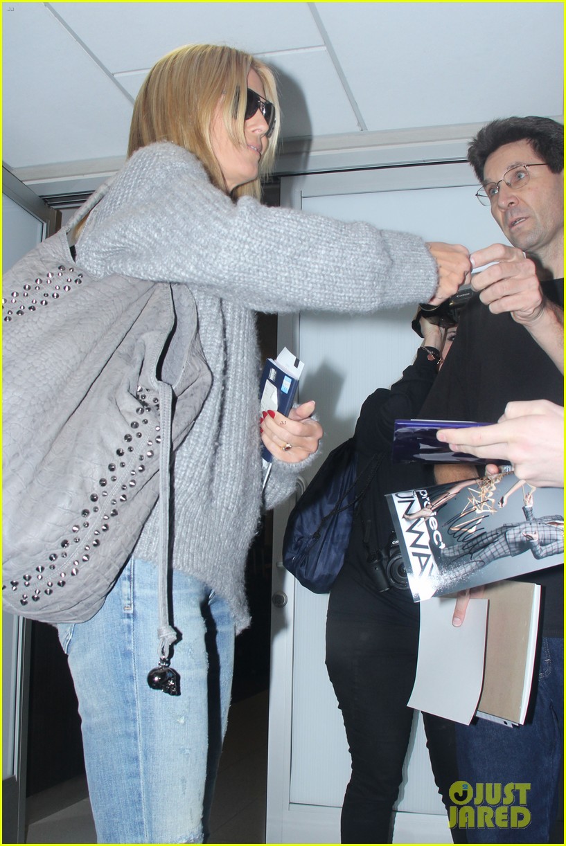 Heidi Klum Gets Her Hair Touched Up Before Flying Out of L.A. Photo