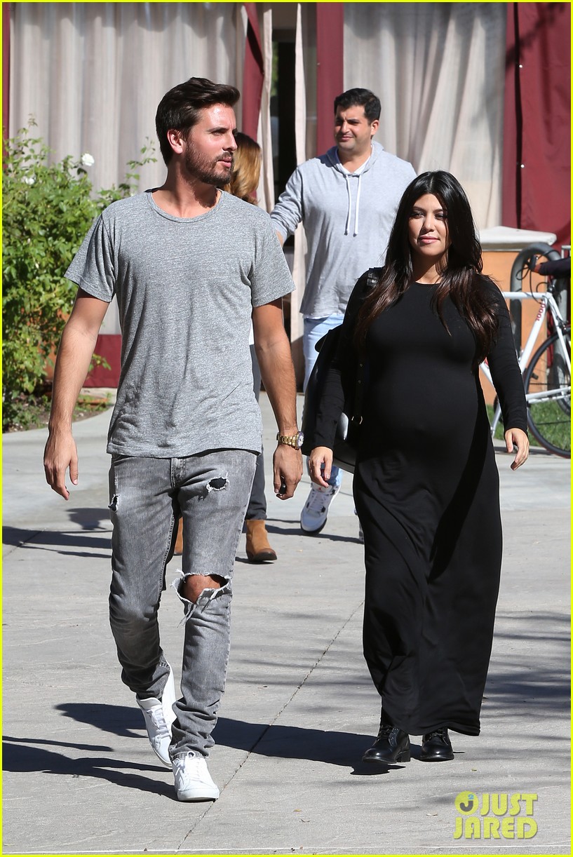 Kourtney Kardashian Looks Like She Could Give Birth Any Day Now! Photo