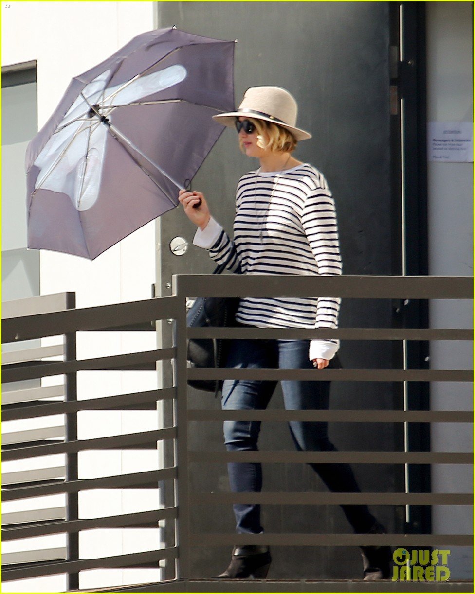 jennifer lawrence gives the middle finger with her umbrella 013227039