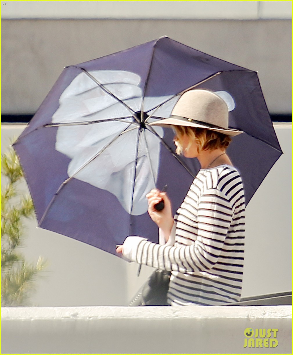 jennifer lawrence gives the middle finger with her umbrella 023227040