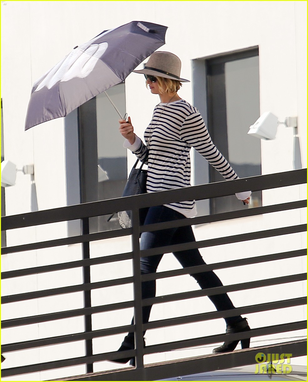 jennifer lawrence gives the middle finger with her umbrella 033227041