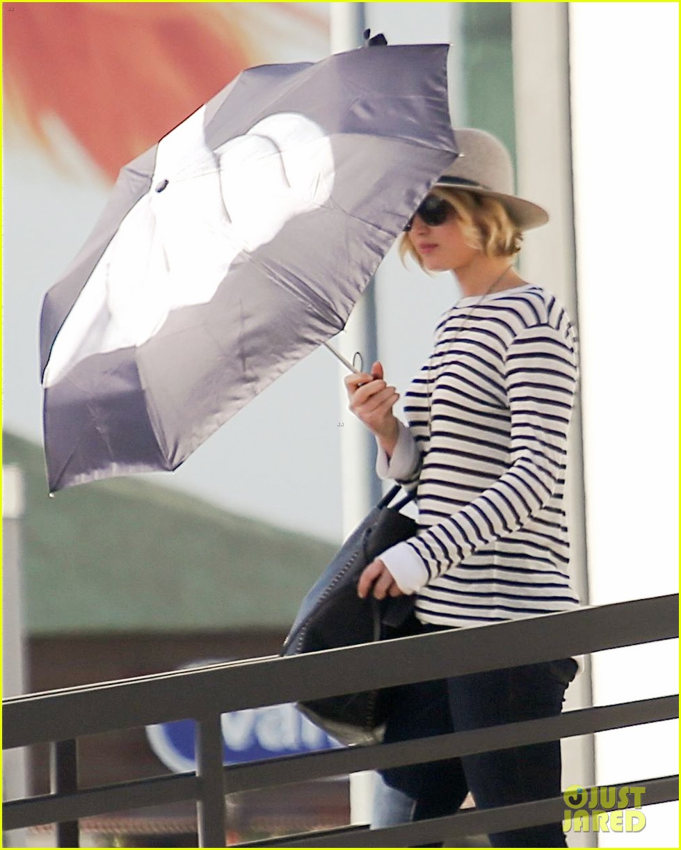 jennifer lawrence gives the middle finger with her umbrella 043227042
