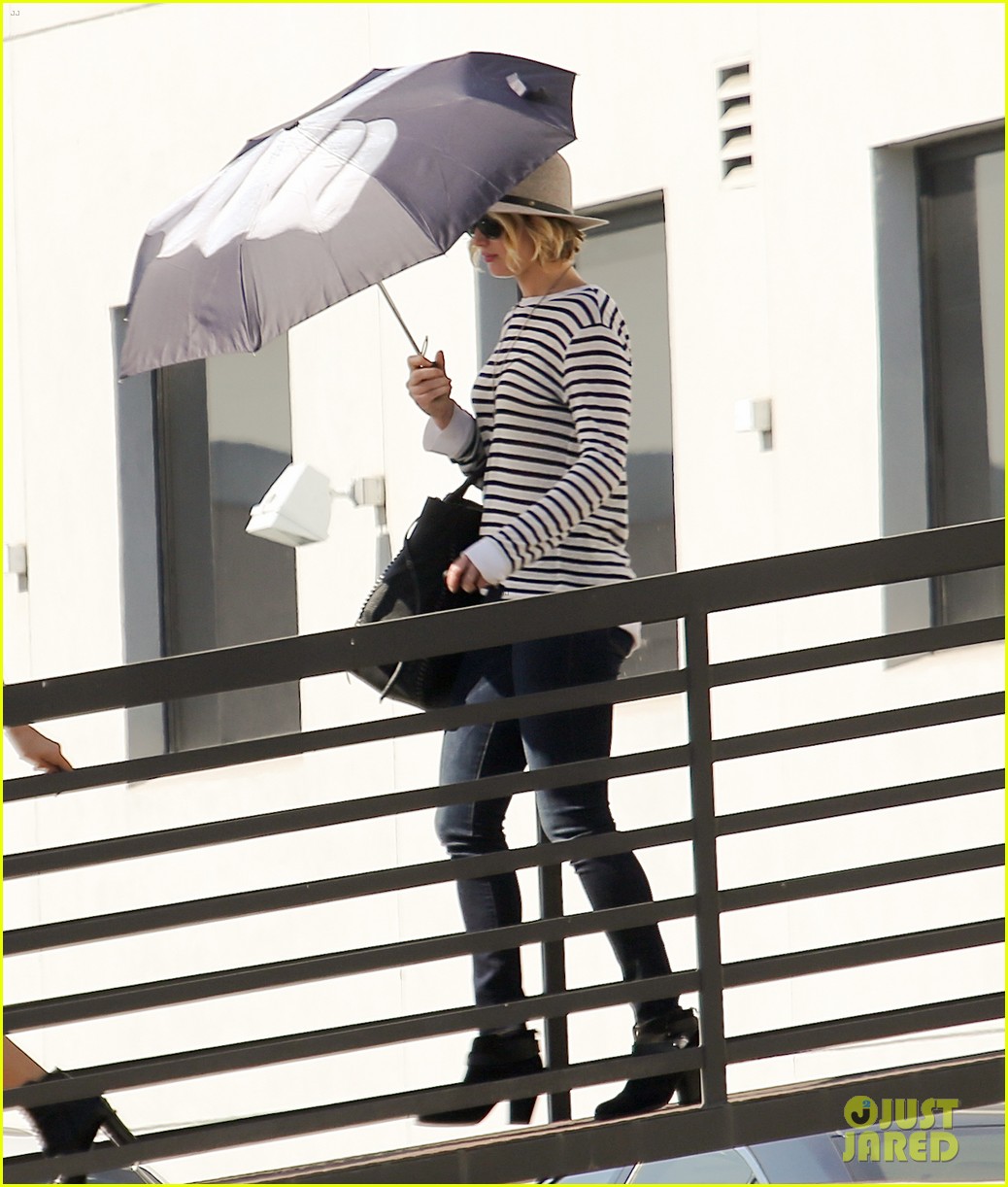 jennifer lawrence gives the middle finger with her umbrella 053227043