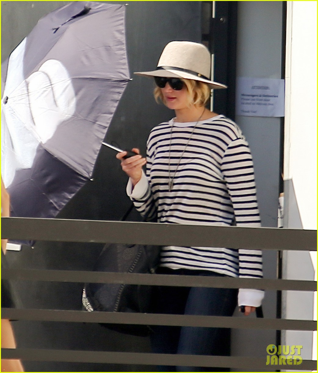 jennifer lawrence gives the middle finger with her umbrella 073227045