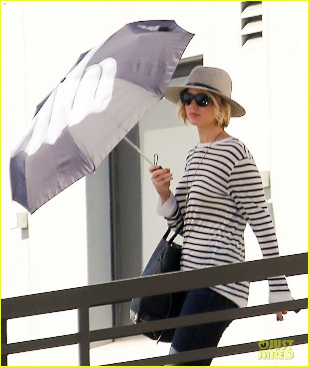 jennifer lawrence gives the middle finger with her umbrella 113227049