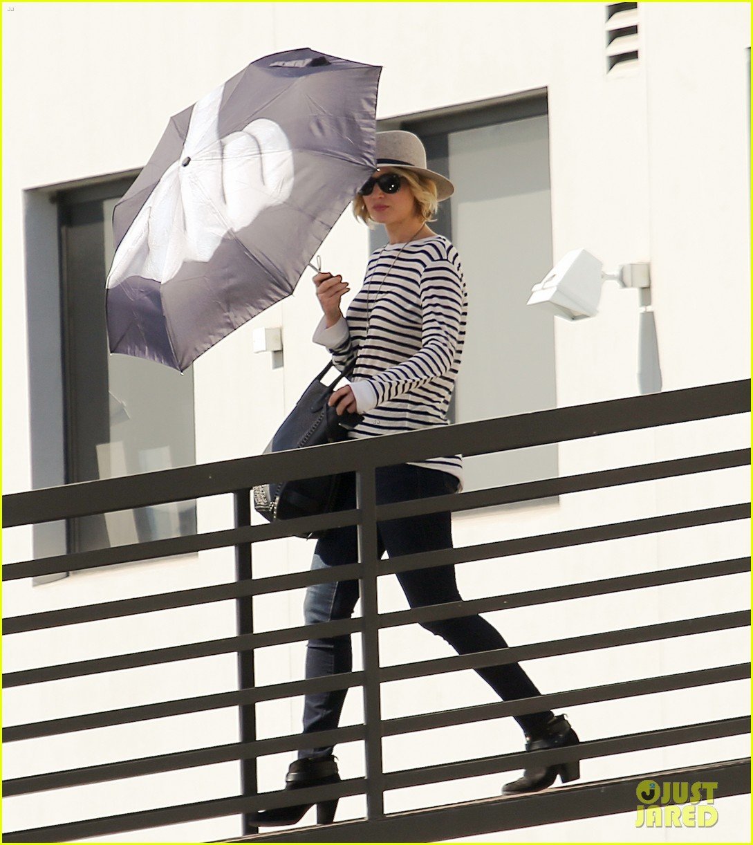 jennifer lawrence gives the middle finger with her umbrella 123227050