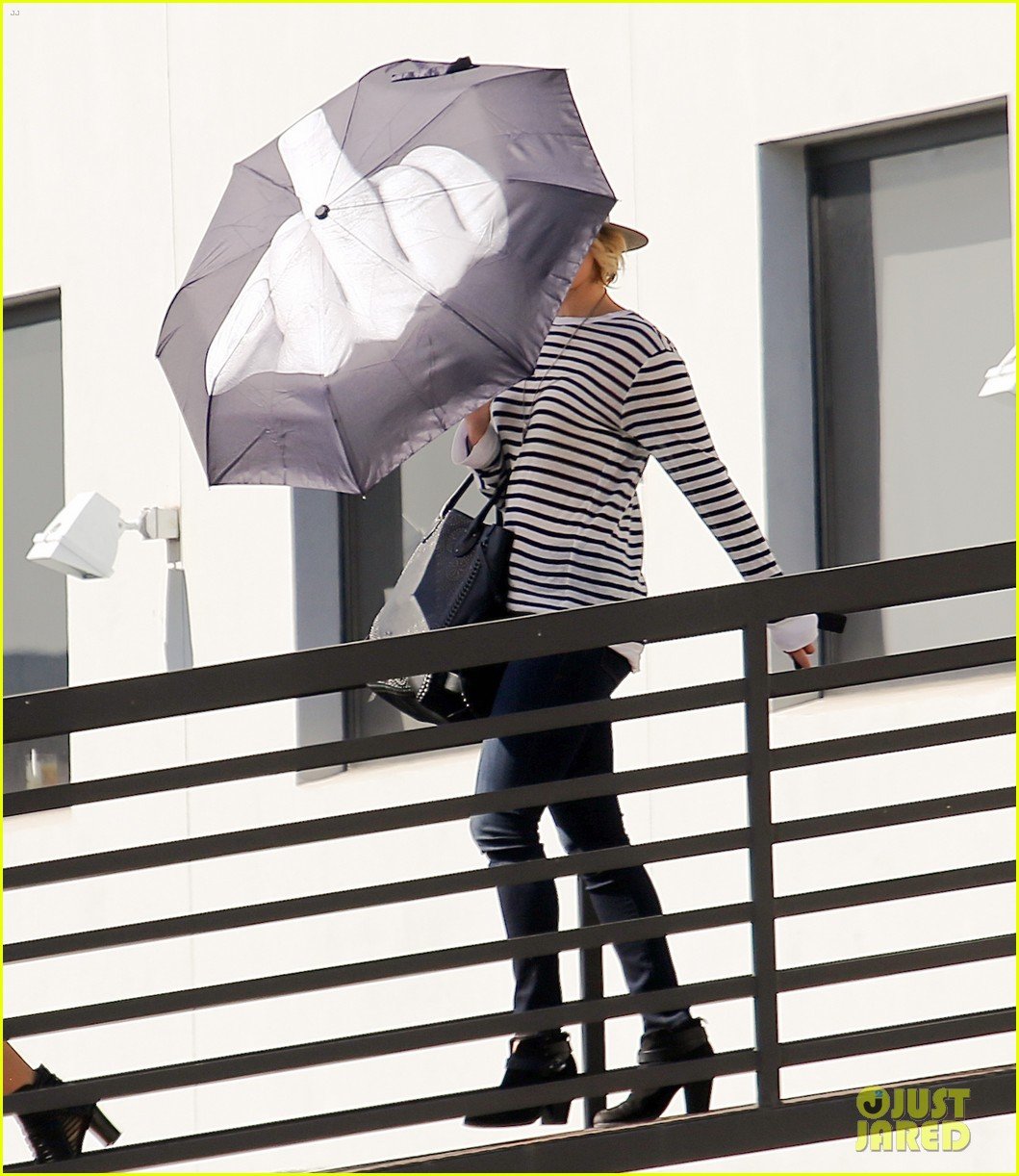 jennifer lawrence gives the middle finger with her umbrella 153227053