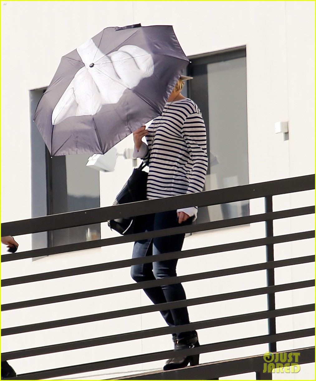 jennifer lawrence gives the middle finger with her umbrella 163227054