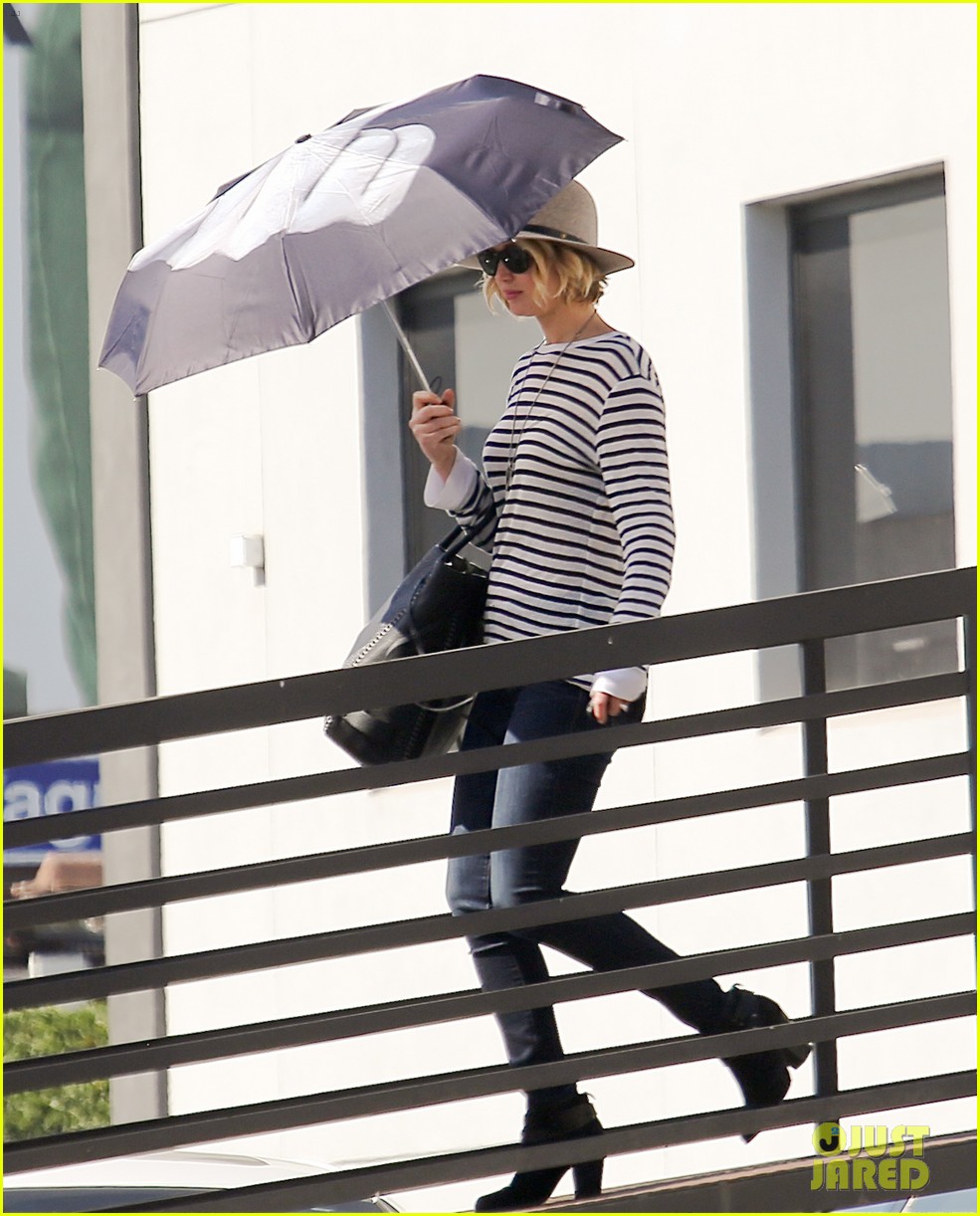 jennifer lawrence gives the middle finger with her umbrella 173227055