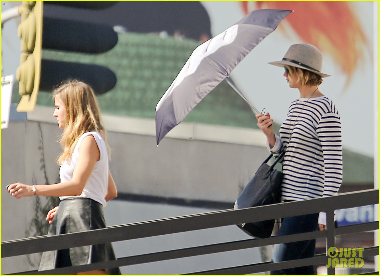 jennifer lawrence gives the middle finger with her umbrella 183227056