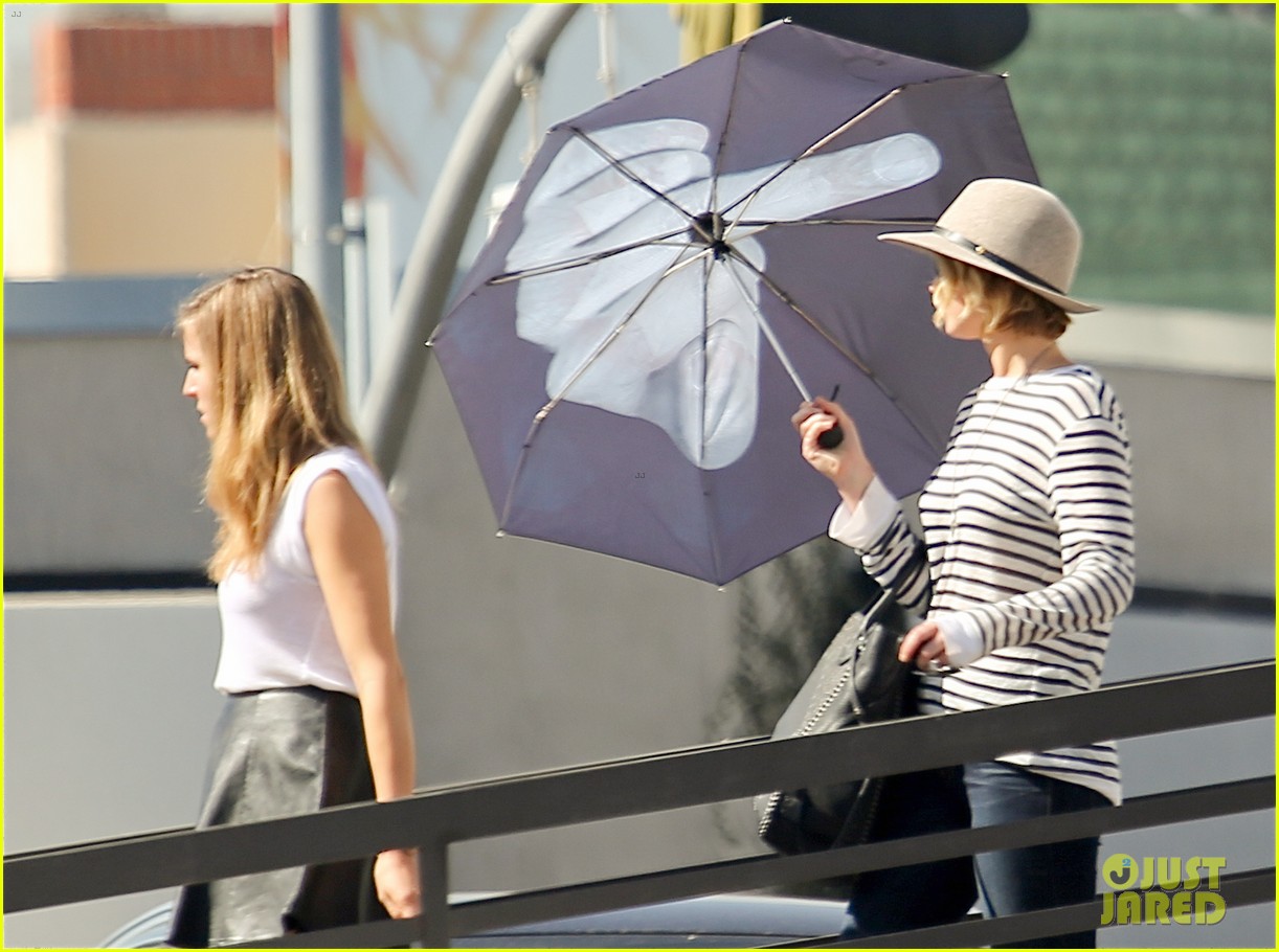 jennifer lawrence gives the middle finger with her umbrella 193227057
