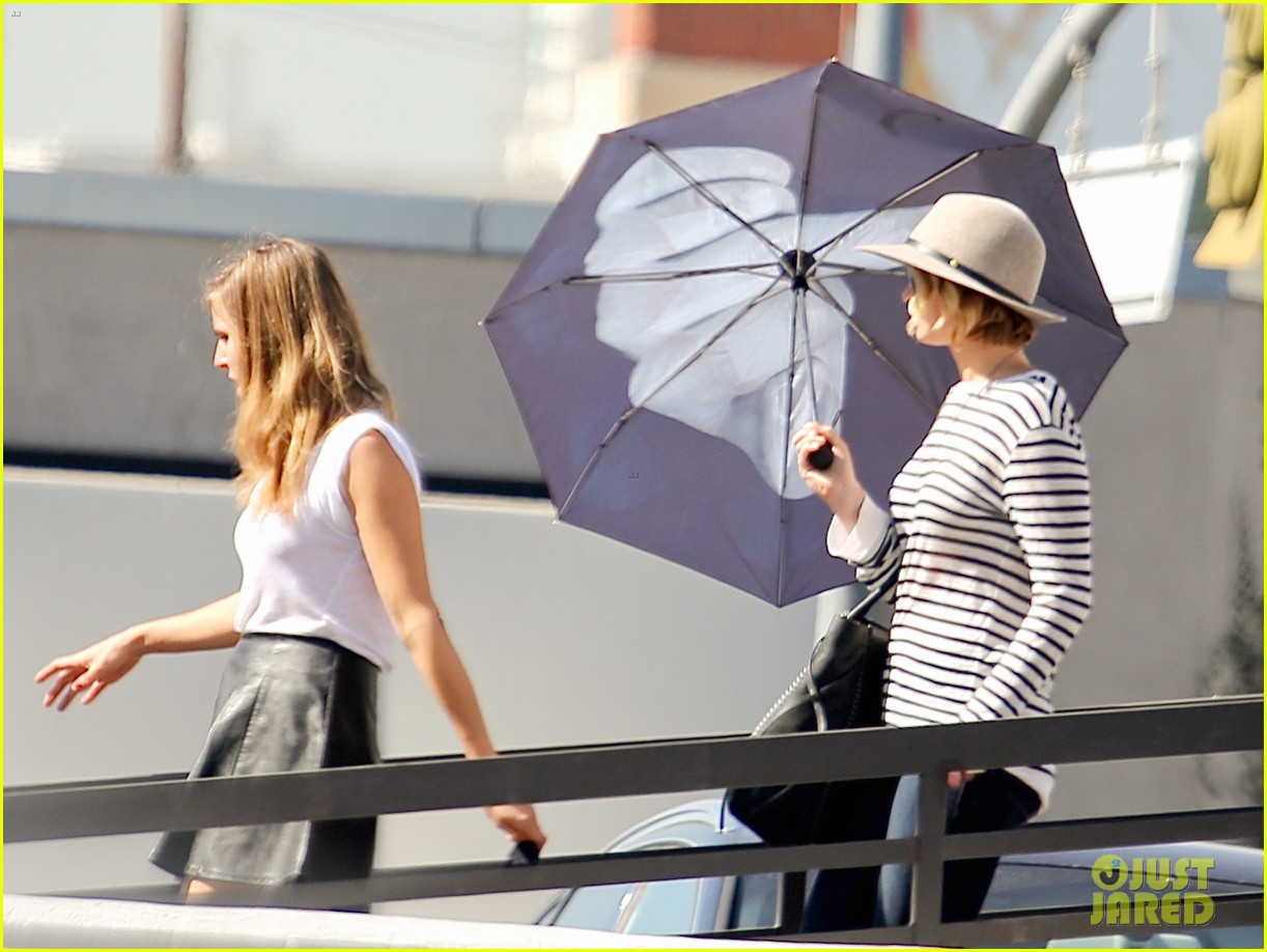 jennifer lawrence gives the middle finger with her umbrella 203227058