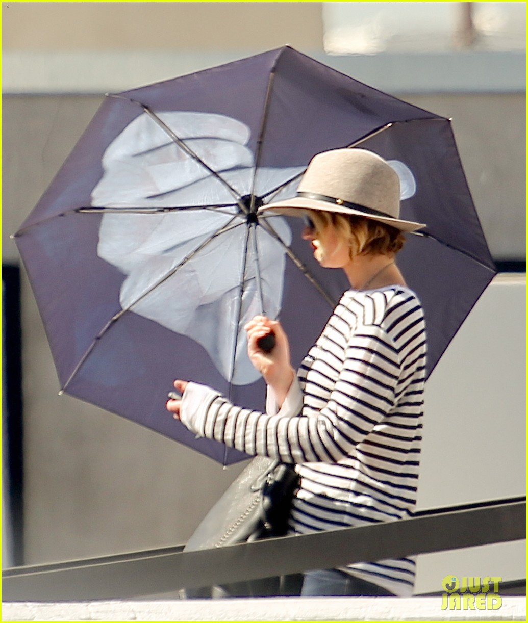 jennifer lawrence gives the middle finger with her umbrella 213227059