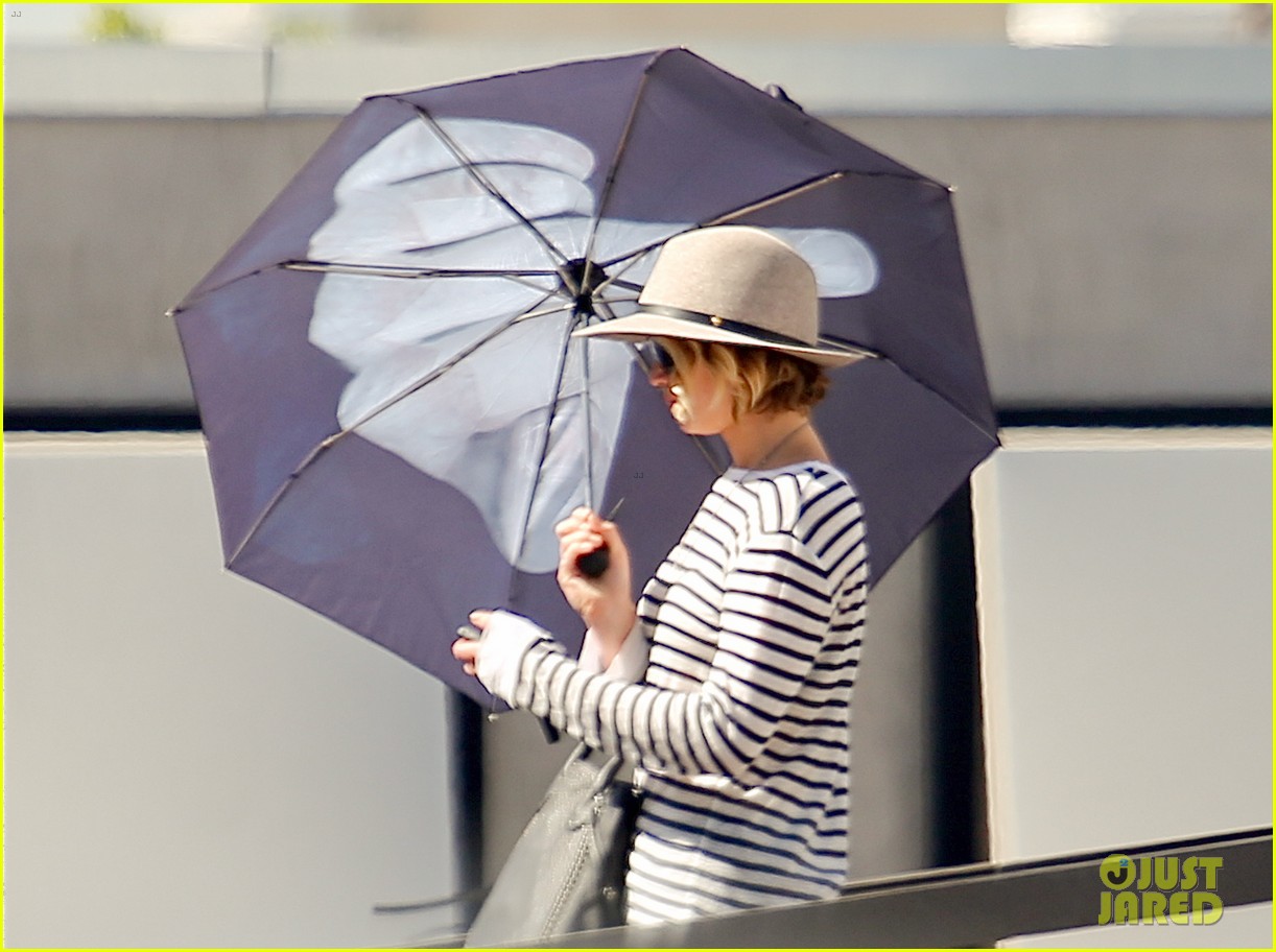 jennifer lawrence gives the middle finger with her umbrella 223227060