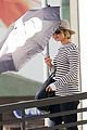 jennifer lawrence gives the middle finger with her umbrella 04