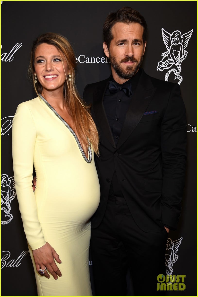 Pregnant Blake Lively Accentuates Baby Bump with a Beaming Ryan(00)