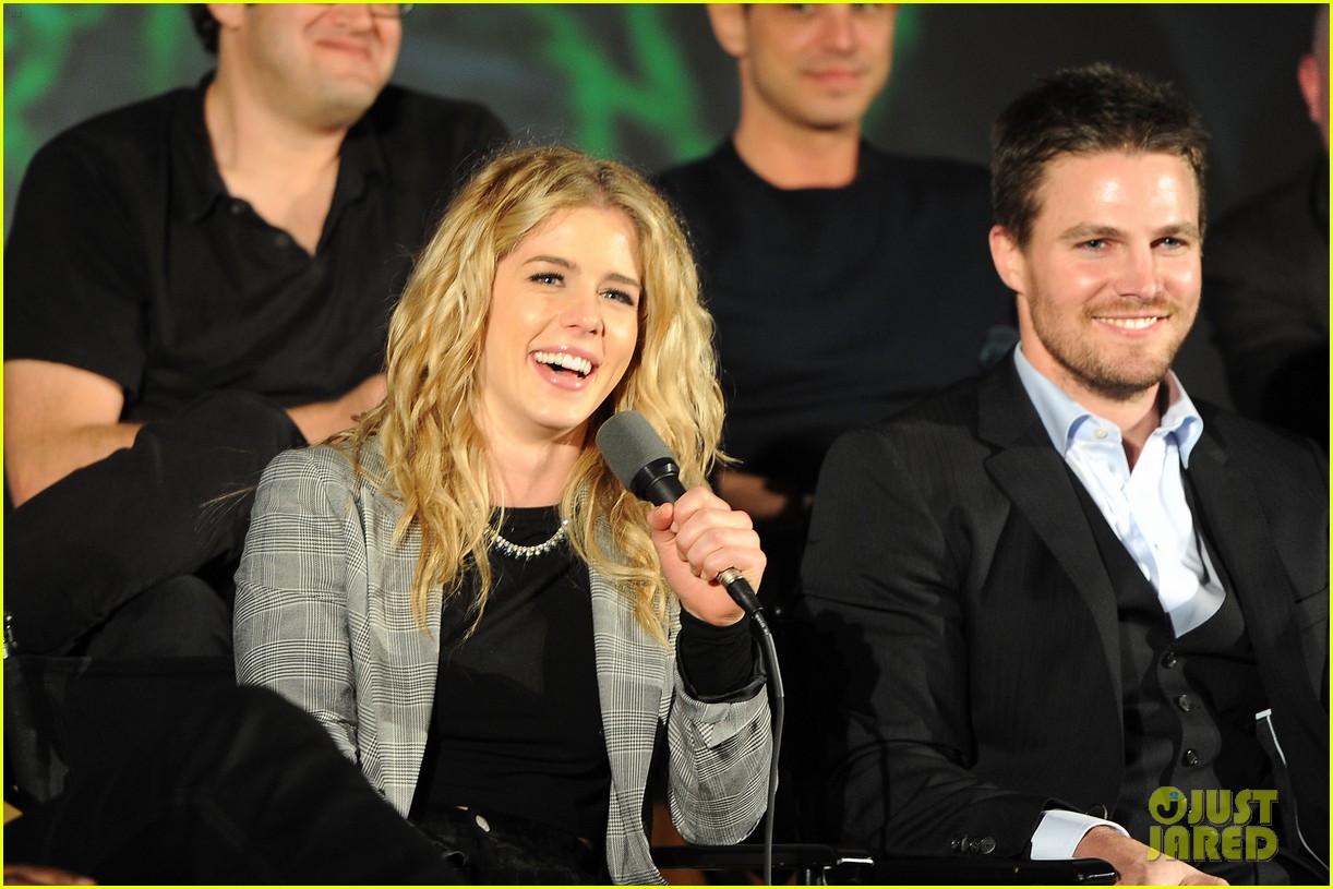 Stephen Amell Teases 'Arrow' & 'Flash' Crossover Episode! Photo