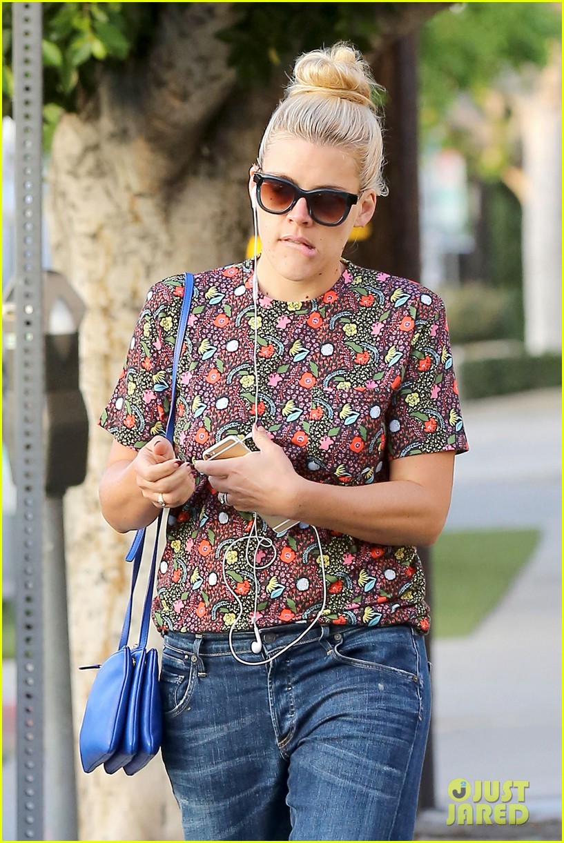 Busy Philipps Can't Get Enough of the 'Serial' Podcast Photo 3243429