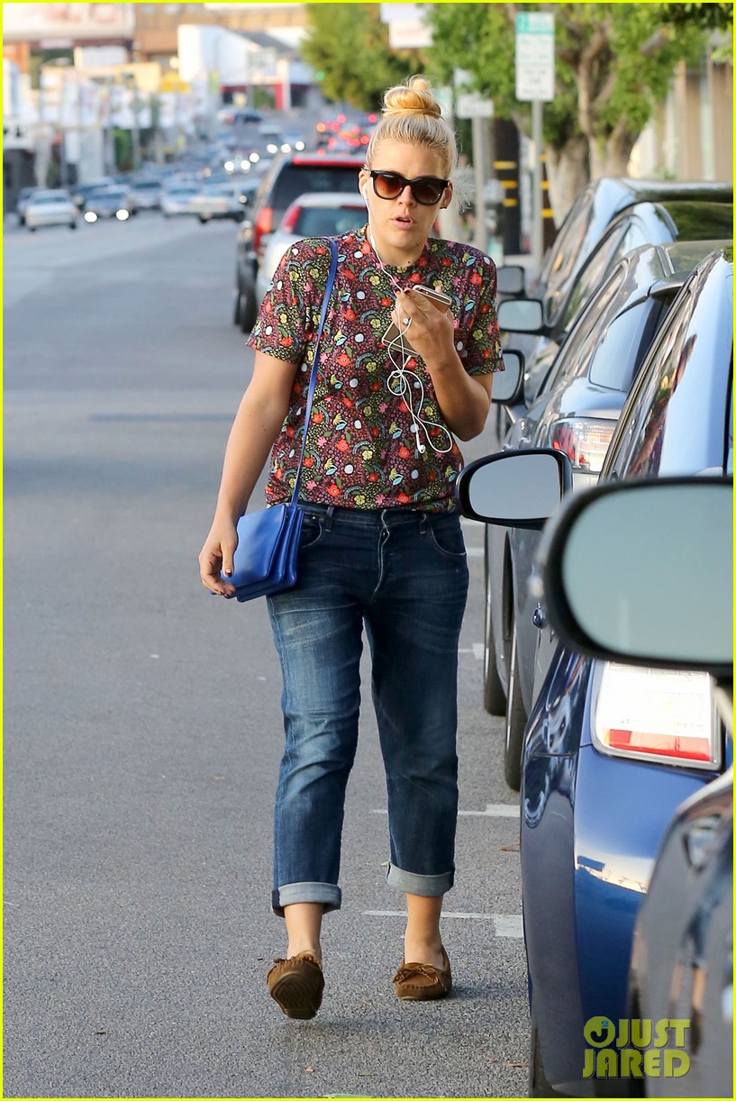 Busy Philipps Can't Get Enough of the 'Serial' Podcast Photo 3243437