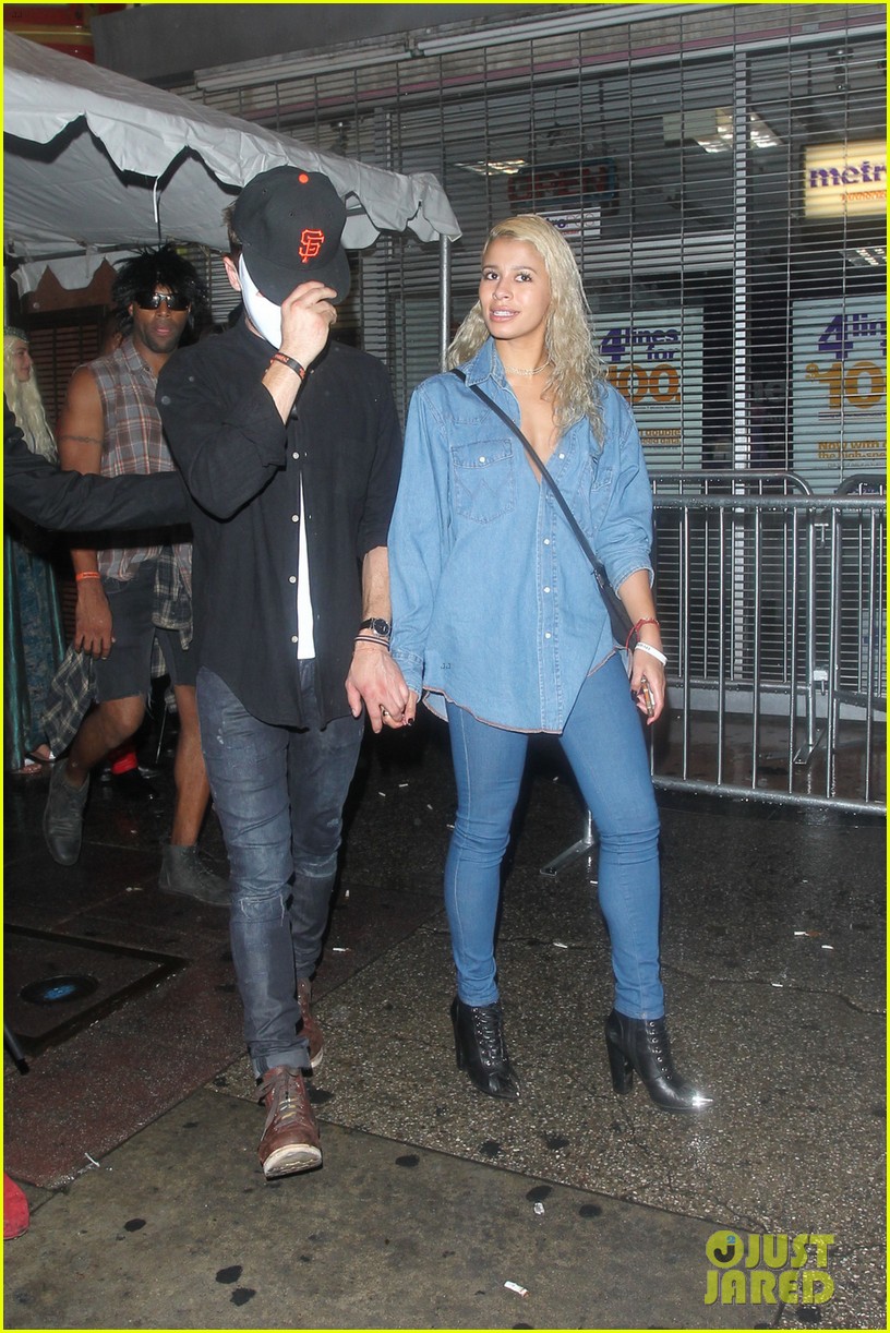 Zac Efron & Sami Miro Hold Hands & Celebrate Halloween Together Photo