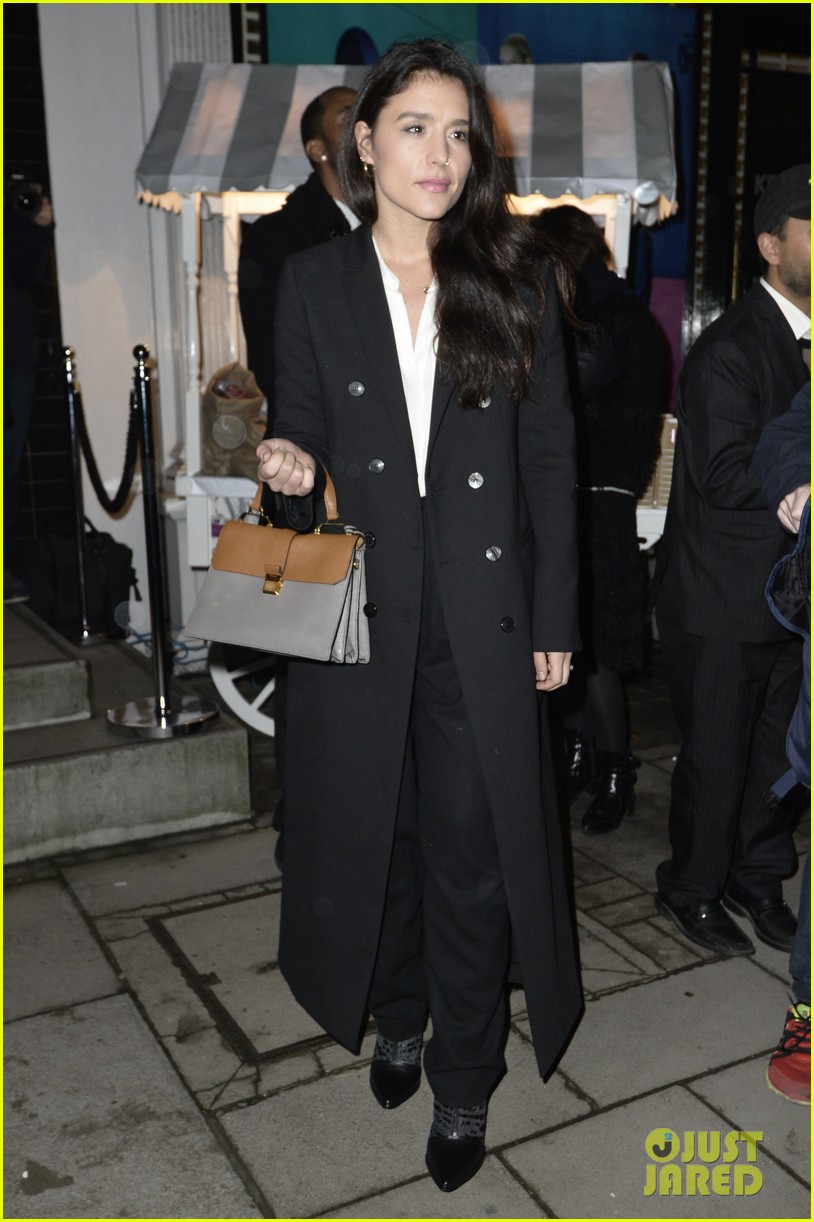 Salma Hayek & Jeremy Irvine Turn on Christmas Lights with Stella