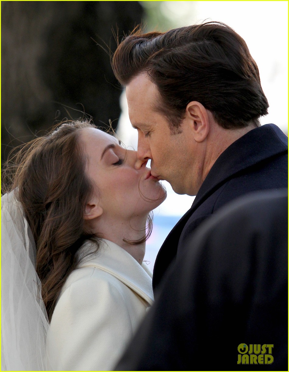 Jason Sudeikis Alison Brie Get Married In Their Movie Sleeping With Other People Photo Allison Brie Jason Sudeikis Pictures Just Jared