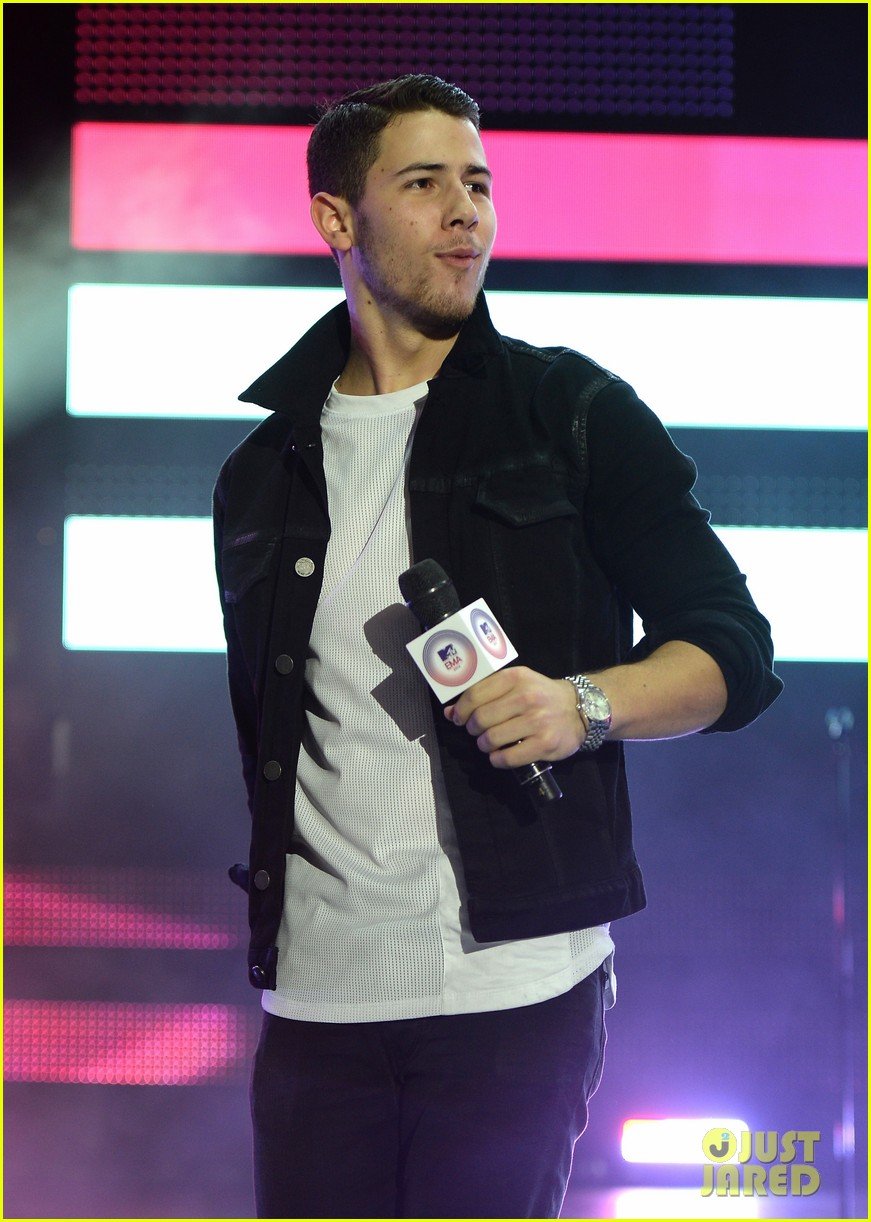 Nick Jonas Gets Soaked From the Rain for 'Jealous' MTV EMAs 2014 Kick