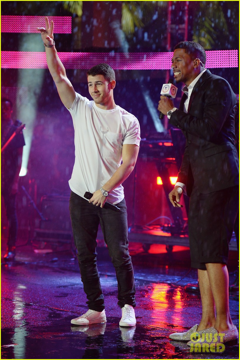 Nick Jonas Gets Soaked From the Rain for 'Jealous' MTV EMAs 2014 Kick Off Performance (Video