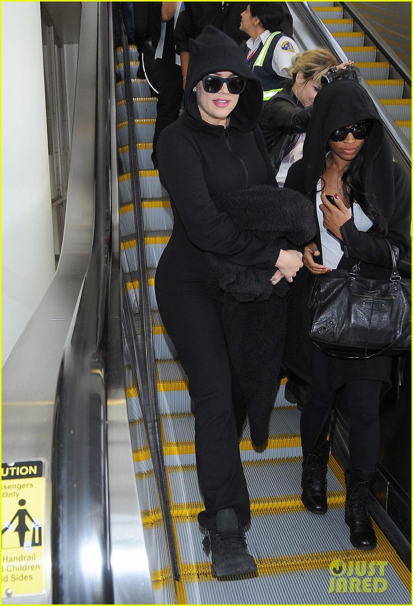 Khloe Kardashian Says Goodbye to Ottawa & Hello to L.A. Photo 3232328(02)