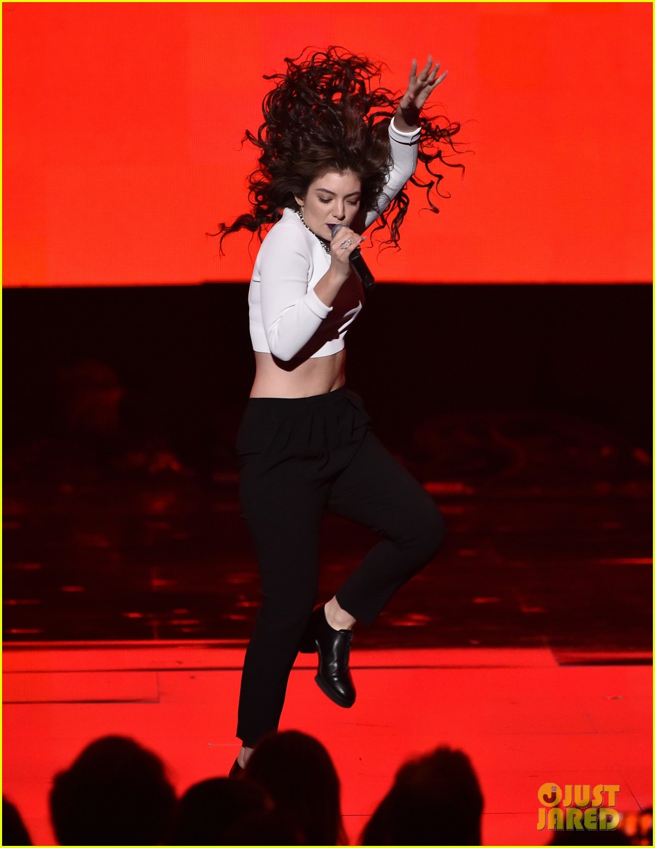 flyde astronomi køretøj Lorde Dances Her Way Through 'Yellow Flicker Beat' Performance at AMAs 2014  (Video): Photo 3248818 | 2014 American Music Awards, Lorde Pictures | Just  Jared