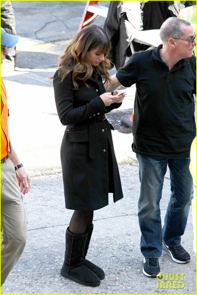 Lea Michele Has a FatherDaughter Moment on 'Glee' Set Photo 3244740(02)