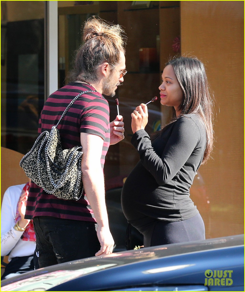 Pregnant Zoe Saldana & Marco Perego Kiss After Pampering Session: Photo