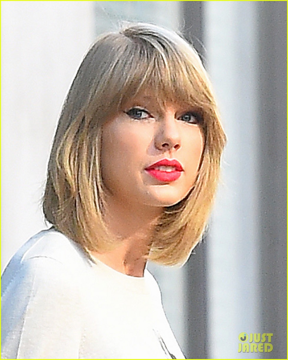 taylor-swift-has-the-ultimate-jam-session-to-blank-space-watch-here
