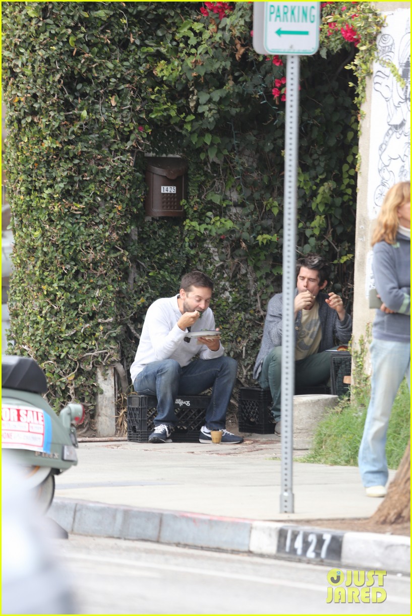 Tobey Maguire Does a Good Deed & Buys a Homeless Man Lunch Photo