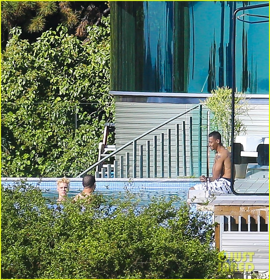 Justin Bieber Goes Shirtless at New Beverly Hills Mansion : Photo