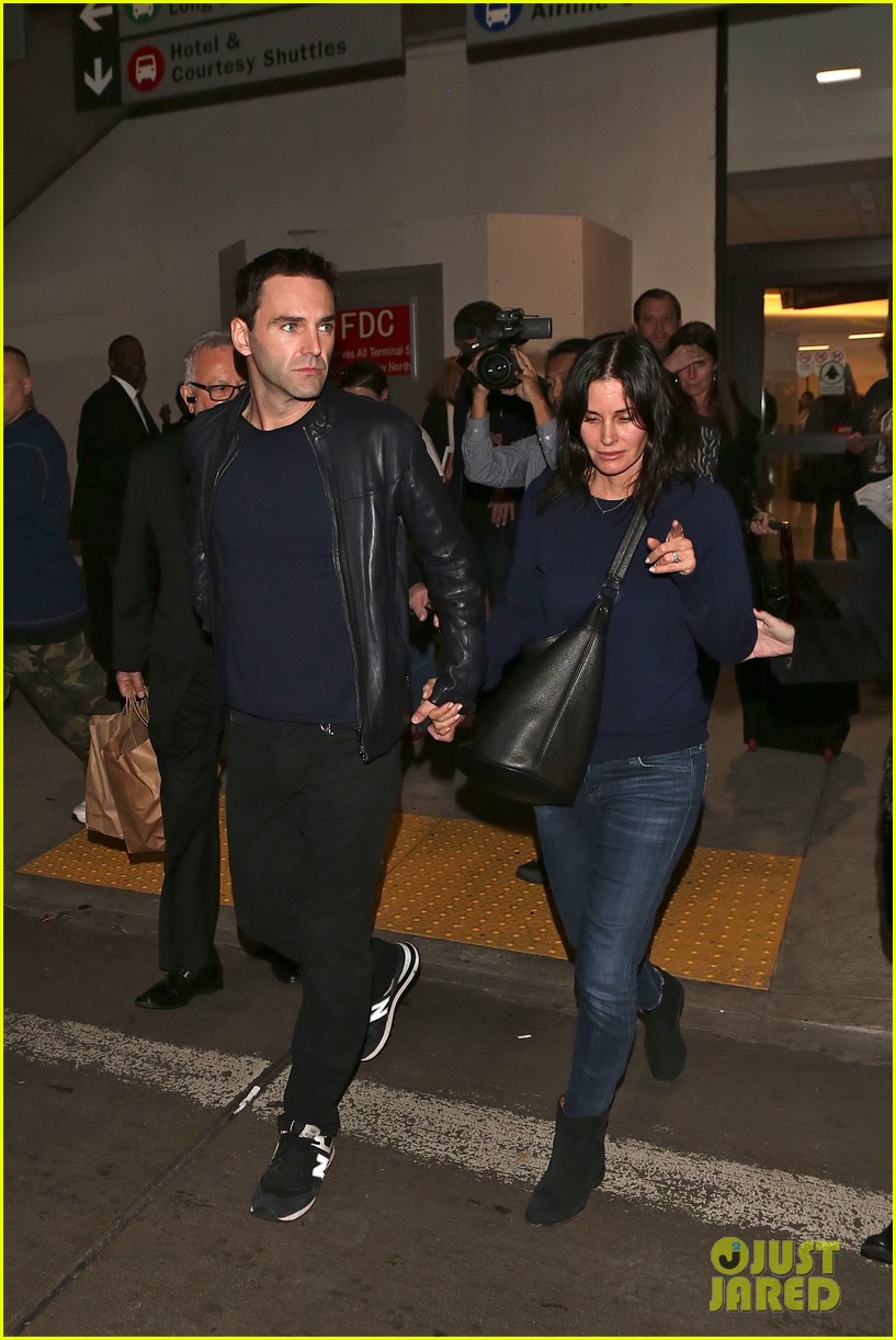 Courteney Cox & Johnny McDaid Stay Close After Vacation Together: Photo