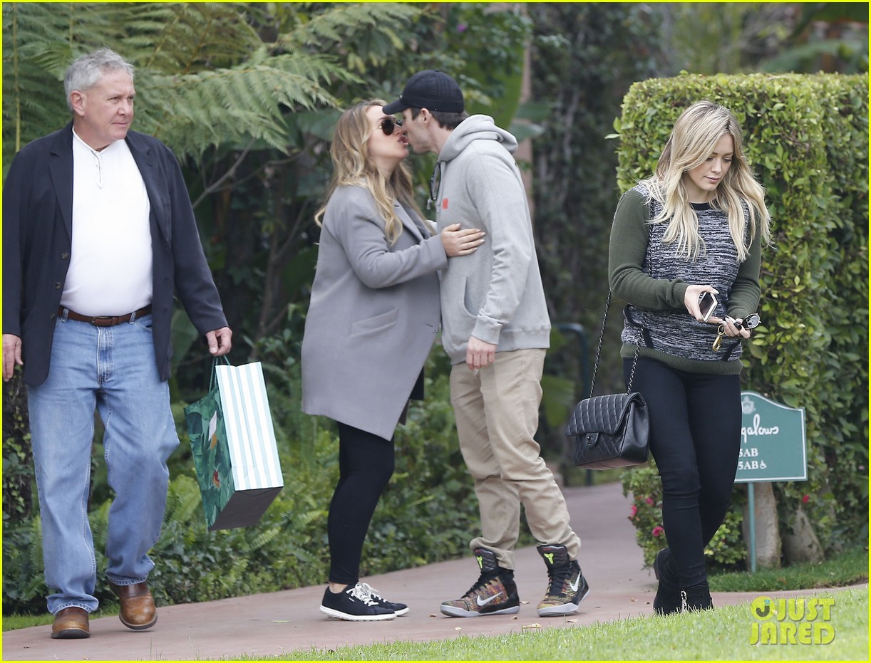 Hilary Duff Takes Family Hike with Dad & Pregnant Sis Haylie: Photo