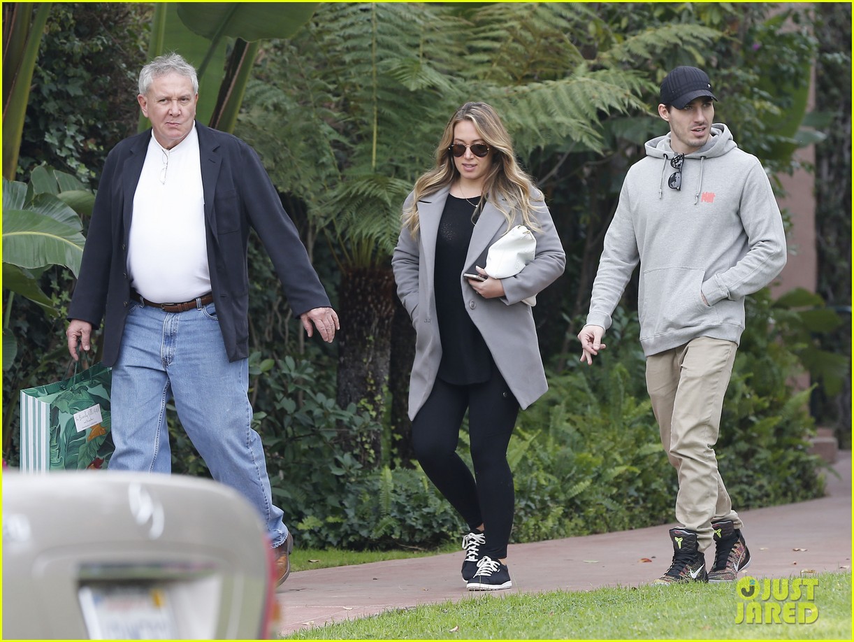 Hilary Duff Takes Family Hike with Dad & Pregnant Sis Haylie: Photo