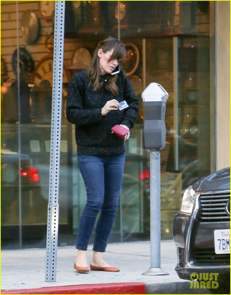 Jennifer Garner Picks Up a Few Gifts While Holiday Shopping Photo