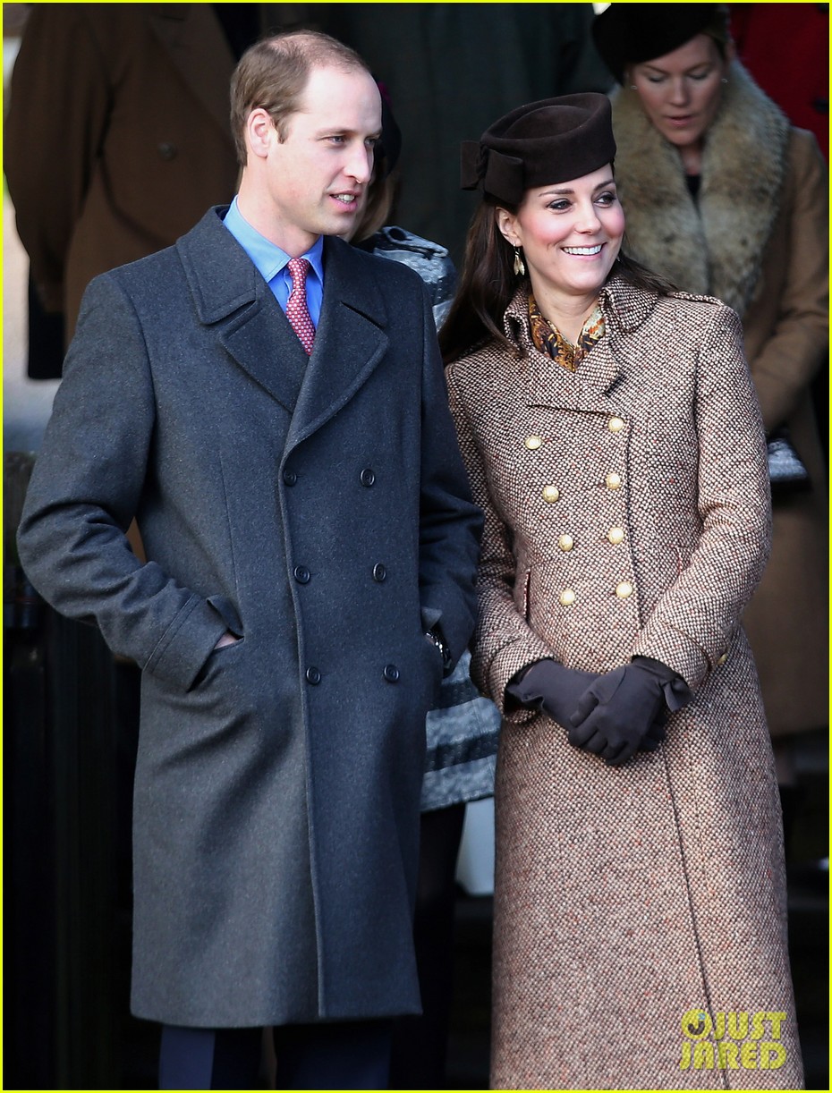 Kate Middleton & Prince Harry Kick Off Christmas with Church Photo(02)