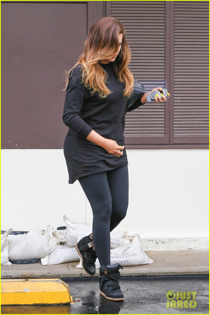 Kim Kardashian Praises Kourtney's Pregnant & Naked Photo Shoot: Photo