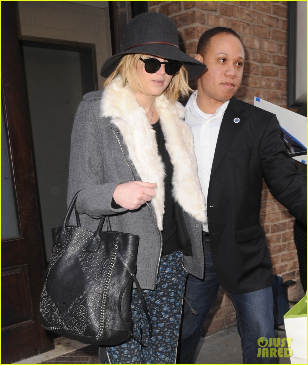 Jennifer Lawrence Steps out in NYC After Her Hot Bodyguard's Pics Go(01)